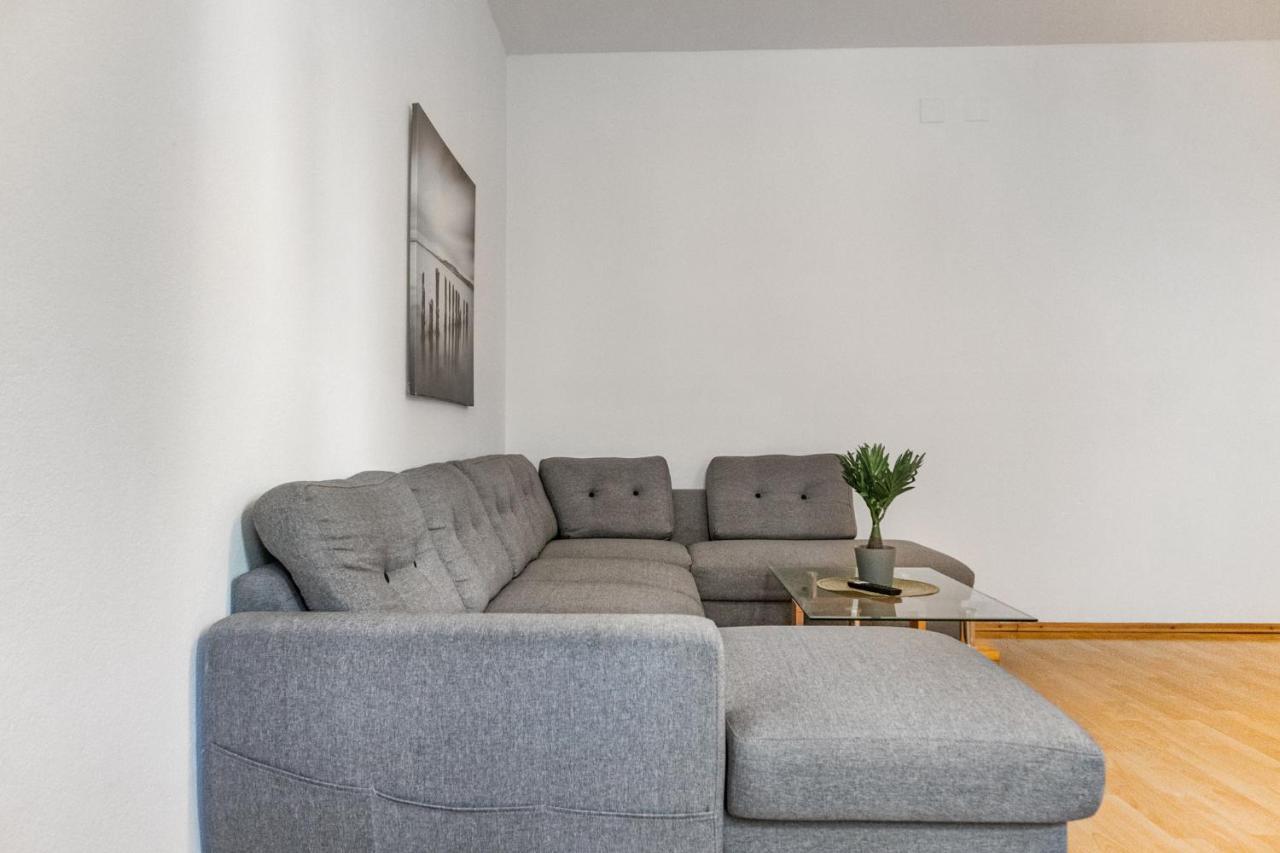 וינה Welcoming 3Br Budget Apt. Well Connected מראה חיצוני תמונה